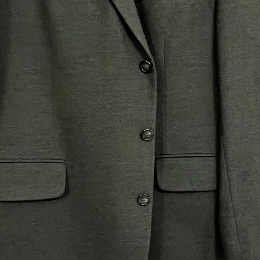 Lands’ End 100% lambswool gray blazer sports coat, size 46R.